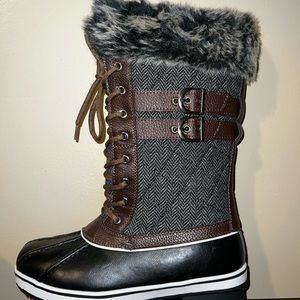 Coutgo duck boot. Lace up with a zipper, waterproof, mid calf length. Brand new